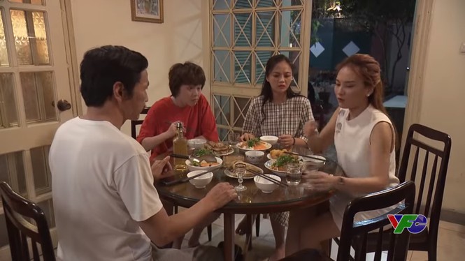 Clip cực vui về Ngày Gia đình của ông Sơn và ba cô con gái 'Về nhà đi con' - ảnh 1
