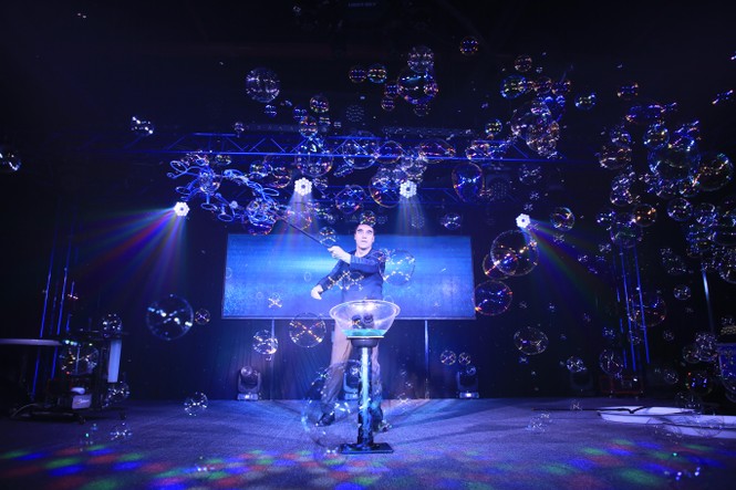 Phù thủy bong bóng Fan Yang dựng sân khấu thiếu nhi triệu đô ở Hà Nội - ảnh 1