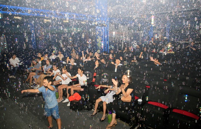 Phù thủy bong bóng Fan Yang dựng sân khấu thiếu nhi triệu đô ở Hà Nội - ảnh 2
