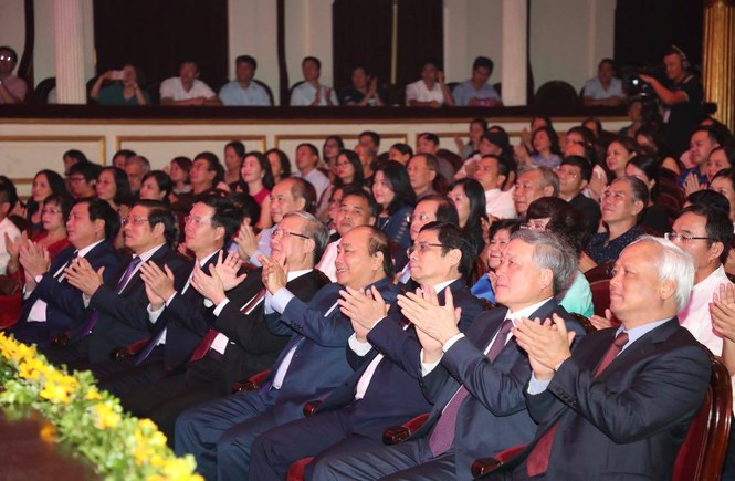 Thủ tướng dự chương trình nghệ thuật 'Lời Bác dặn trước lúc đi xa' - ảnh 1