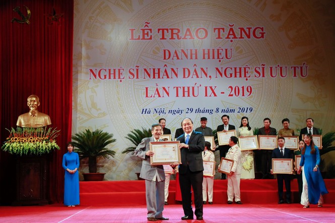 Thủ tướng Nguyễn Xuân Phúc trao danh hiệu NSND, NSƯT - ảnh 1