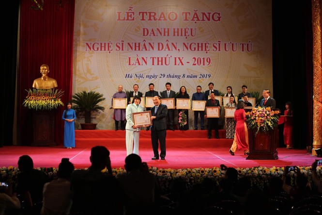Thủ tướng Nguyễn Xuân Phúc trao danh hiệu NSND, NSƯT - ảnh 2