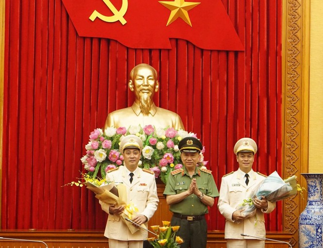Bộ trưởng Bộ Công an tôn vinh ông Cấn ‘Quỳnh búp bê’ và 4 nghệ sĩ công an - ảnh 2