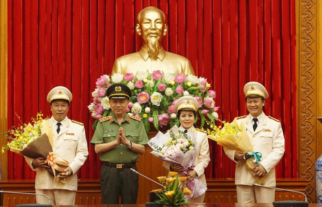 Bộ trưởng Bộ Công an tôn vinh ông Cấn ‘Quỳnh búp bê’ và 4 nghệ sĩ công an - ảnh 1