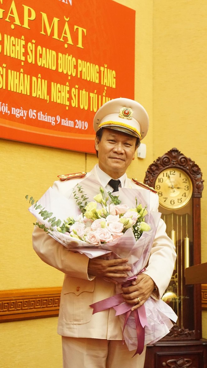Bộ trưởng Bộ Công an tôn vinh ông Cấn ‘Quỳnh búp bê’ và 4 nghệ sĩ công an - ảnh 3