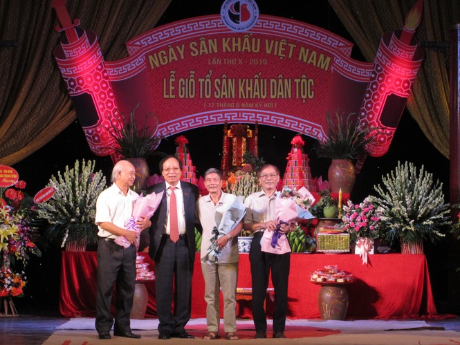 NSND Trung Anh, Xuân Bắc và các nghệ sĩ gạo cội phía Bắc giỗ tổ nghề sân khấu - ảnh 3
