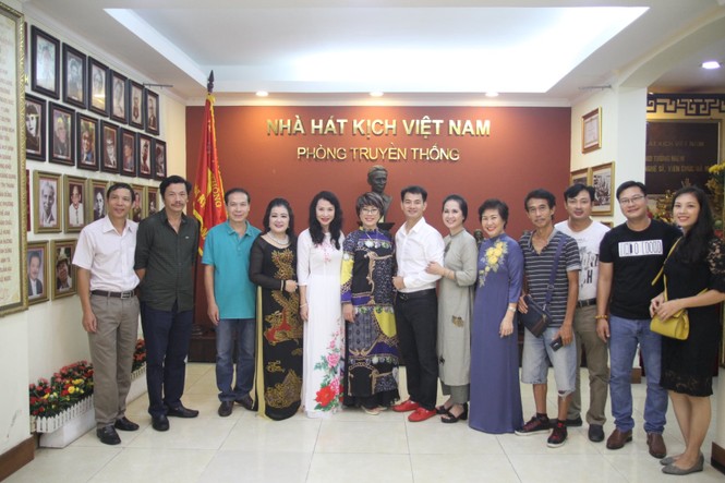 NSND Trung Anh, Xuân Bắc và các nghệ sĩ gạo cội phía Bắc giỗ tổ nghề sân khấu - ảnh 9