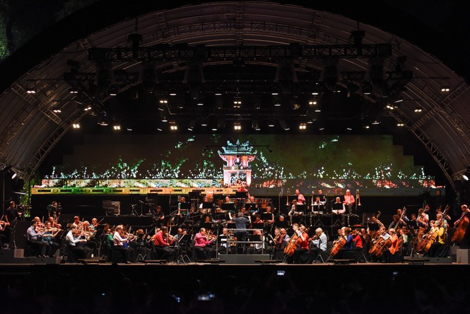 Nhạc trưởng lừng danh Sir Simon Rattle và nhạc cụ 200 tuổi từ Anh tới Bờ Hồ - ảnh 1
