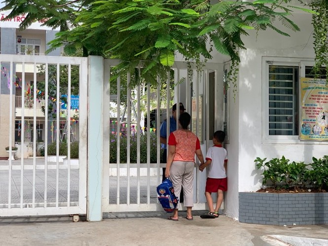Hàng trăm phụ huynh Trường tiểu học Hạ Đình cho con nghỉ học sau vụ cháy - ảnh 2