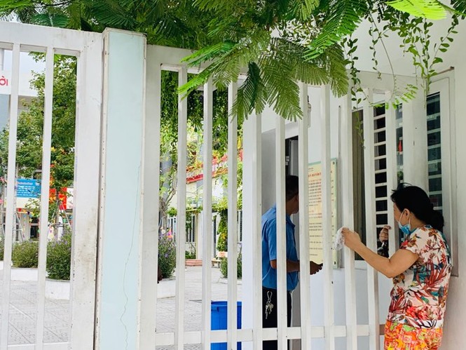 Hàng trăm phụ huynh Trường tiểu học Hạ Đình cho con nghỉ học sau vụ cháy - ảnh 1