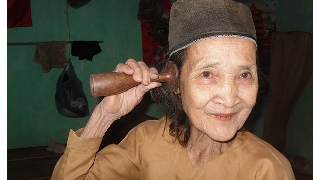Bà lang Mường đỡ đẻ 1.000 lần với ống nghe bằng 'chày gỗ' - ảnh 1