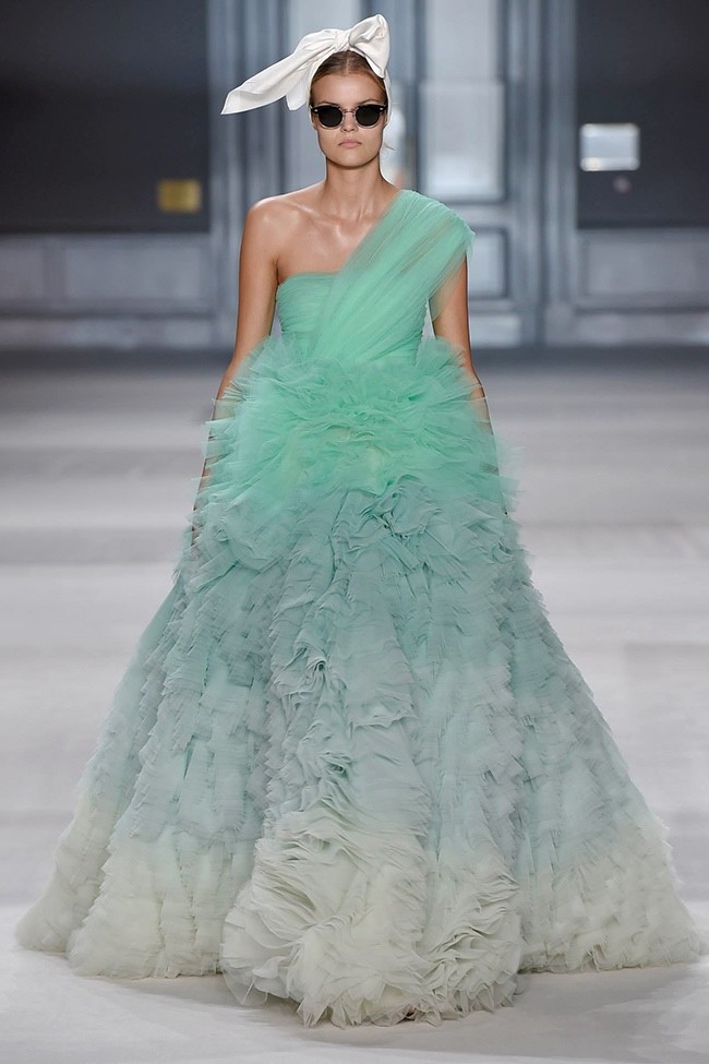 Những nàng thơ yêu kiều của Giambattista Valli - ảnh 26