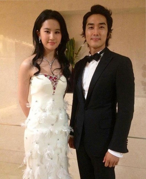 Song Seung Hun 'vướng lưới tình' mỹ nhân Hoa ngữ Lưu Diệc Phi - ảnh 1