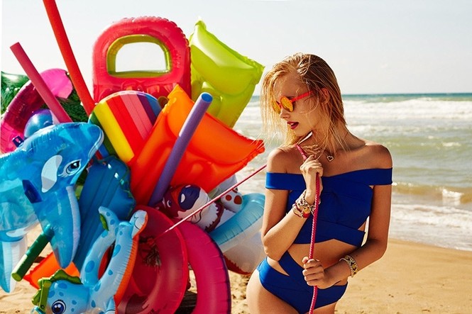 Nổi bật giữa biển hè rực nắng với bikini sắc màu - ảnh 1