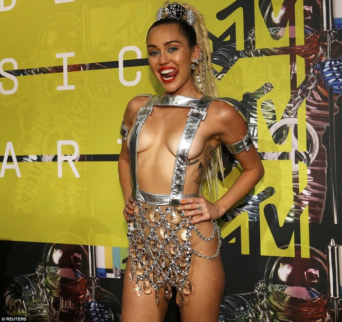 Ngã ngửa với thời trang khoe thân ‘kinh dị’ của Miley Cyrus - ảnh 1