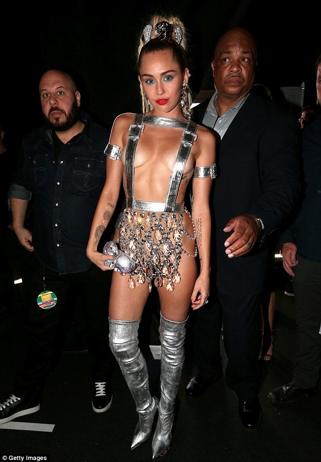 Ngã ngửa với thời trang khoe thân ‘kinh dị’ của Miley Cyrus - ảnh 4