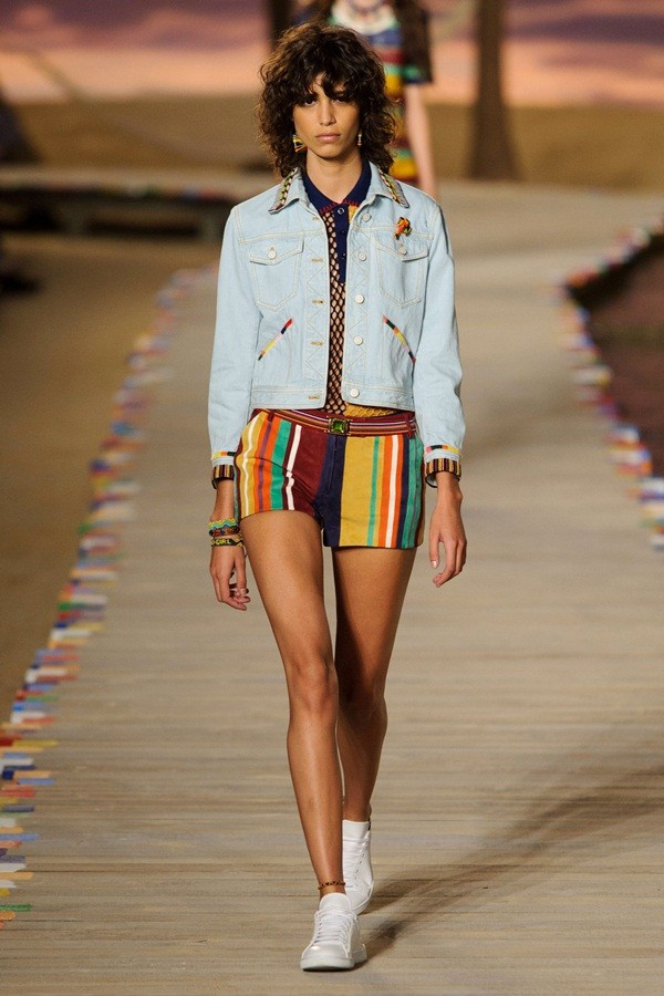 Gigi Hadid gợi cảm với bikini dây Tommy Hilfiger xuân hè 2016 - ảnh 12