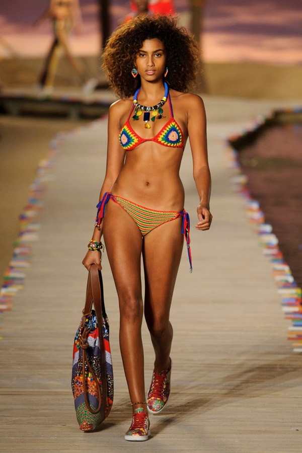 Gigi Hadid gợi cảm với bikini dây Tommy Hilfiger xuân hè 2016 - ảnh 17