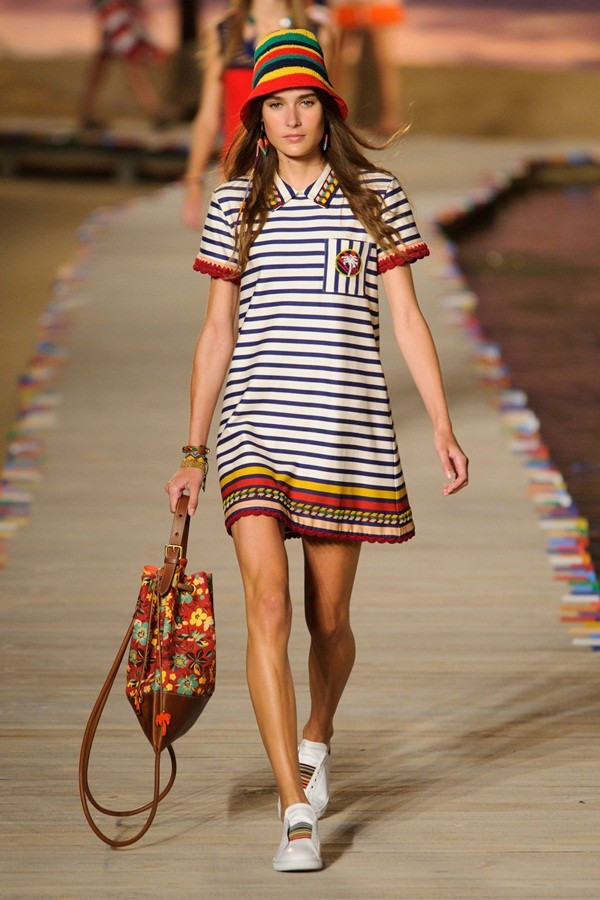 Gigi Hadid gợi cảm với bikini dây Tommy Hilfiger xuân hè 2016 - ảnh 19
