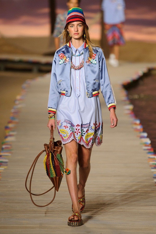 Gigi Hadid gợi cảm với bikini dây Tommy Hilfiger xuân hè 2016 - ảnh 2