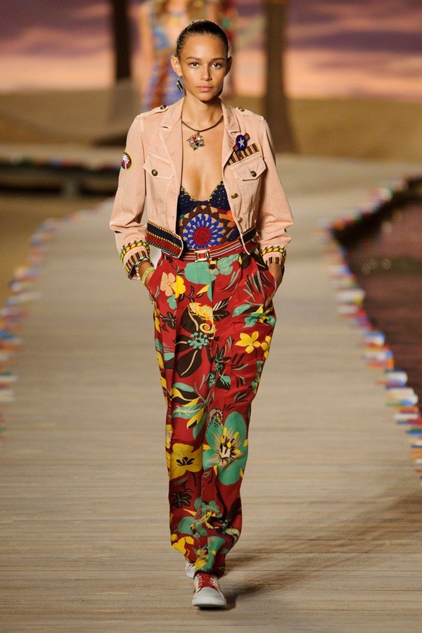 Gigi Hadid gợi cảm với bikini dây Tommy Hilfiger xuân hè 2016 - ảnh 24