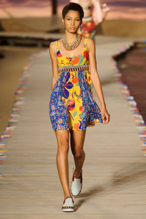 Gigi Hadid gợi cảm với bikini dây Tommy Hilfiger xuân hè 2016 - ảnh 27