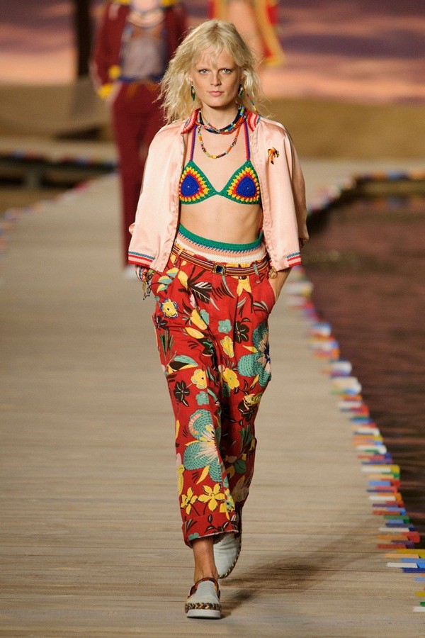 Gigi Hadid gợi cảm với bikini dây Tommy Hilfiger xuân hè 2016 - ảnh 28