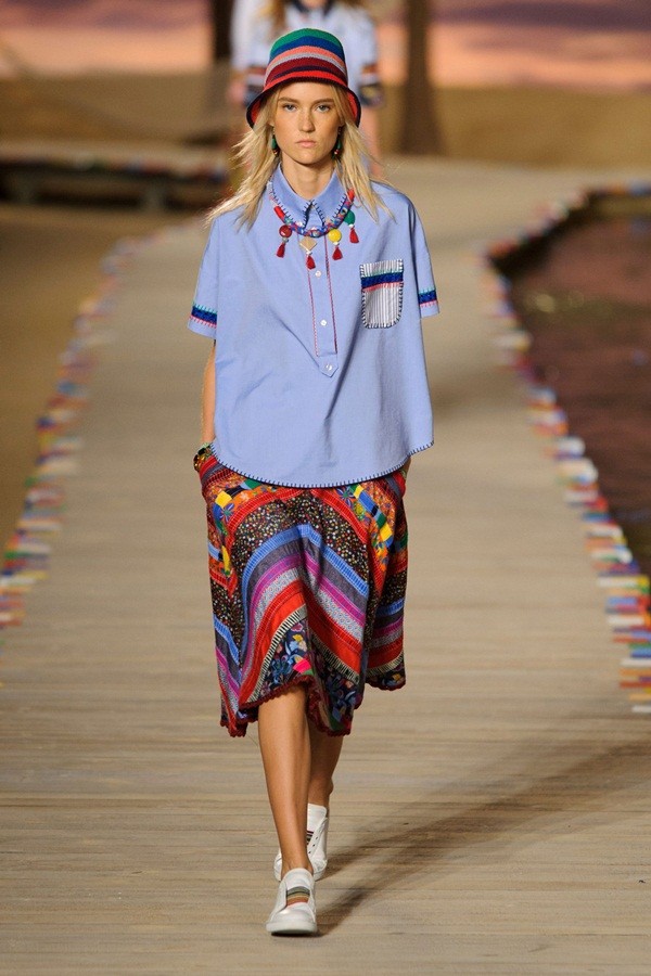 Gigi Hadid gợi cảm với bikini dây Tommy Hilfiger xuân hè 2016 - ảnh 4