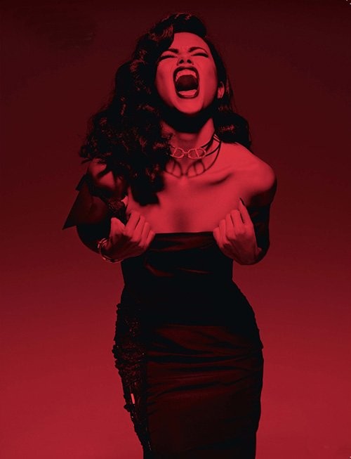 Adriana Lima ‘bỏng rẫy’ với sắc đỏ đam mê - ảnh 4