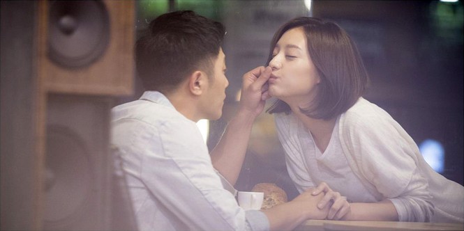 Cặp đôi ‘Hậu duệ mặt trời’ ‘đốn tim’ fan với ảnh tình tứ - ảnh 4