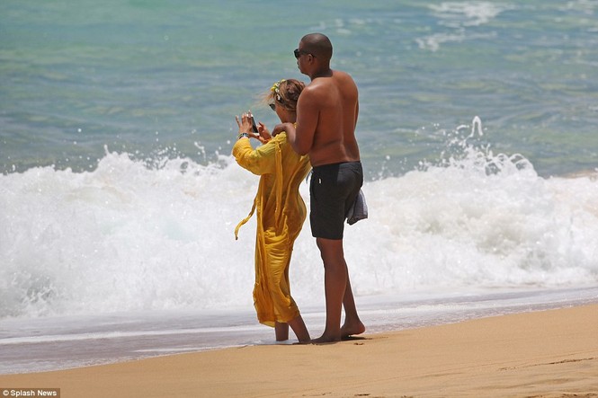 Vợ chồng Beyonce ngọt ngào tình tứ ở Hawaii - ảnh 8
