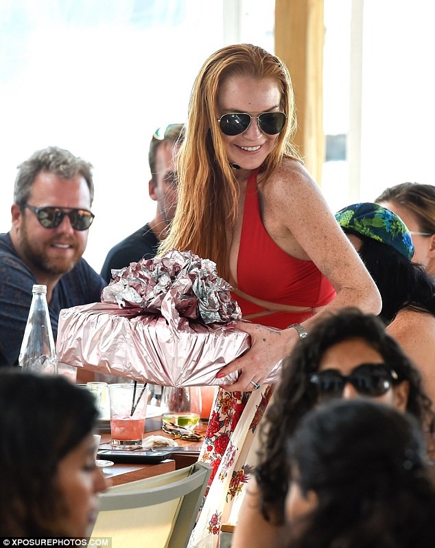 Lindsay Lohan mặc gợi cảm, đón sinh nhật bên bồ trẻ tỉ phú - ảnh 2