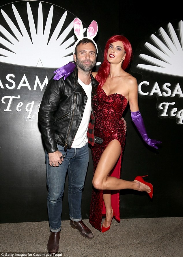 siêu mẫu,người mẫu,người đẹp,trang phục,váy,lễ hội,Halloween, Alessandra Ambrosio,chân dài, Cindy Crawford, thiên thần nội y, mỹ nhân xứ Samba, Rande Gerber, Playboy, Halloween, Joanna Krupa, Emmanuelle Chriqui, Jenna Dewan Tatum - ảnh 2