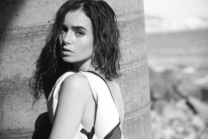 phim,nữ diễn viên,nghệ thuật,hình ảnh,showbiz,tài năng,nổi tiếng,ấn tượng, Phil Collins, Lily Collins, Mirror Mirror, nàng Bạch Tuyết, Christian Siriano, Vera Wang, Blumarine, Vince, Mark Squires, Gương kia ngự ở trên tường - ảnh 1