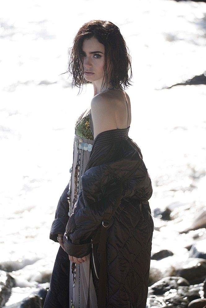 phim,nữ diễn viên,nghệ thuật,hình ảnh,showbiz,tài năng,nổi tiếng,ấn tượng, Phil Collins, Lily Collins, Mirror Mirror, nàng Bạch Tuyết, Christian Siriano, Vera Wang, Blumarine, Vince, Mark Squires, Gương kia ngự ở trên tường - ảnh 7