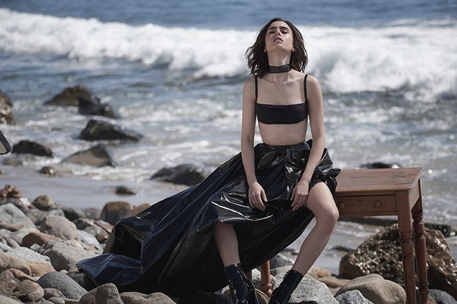 phim,nữ diễn viên,nghệ thuật,hình ảnh,showbiz,tài năng,nổi tiếng,ấn tượng, Phil Collins, Lily Collins, Mirror Mirror, nàng Bạch Tuyết, Christian Siriano, Vera Wang, Blumarine, Vince, Mark Squires, Gương kia ngự ở trên tường - ảnh 14