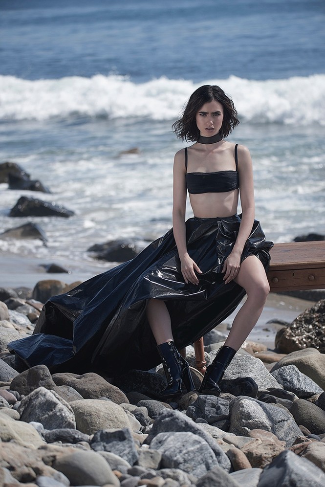 phim,nữ diễn viên,nghệ thuật,hình ảnh,showbiz,tài năng,nổi tiếng,ấn tượng, Phil Collins, Lily Collins, Mirror Mirror, nàng Bạch Tuyết, Christian Siriano, Vera Wang, Blumarine, Vince, Mark Squires, Gương kia ngự ở trên tường - ảnh 15