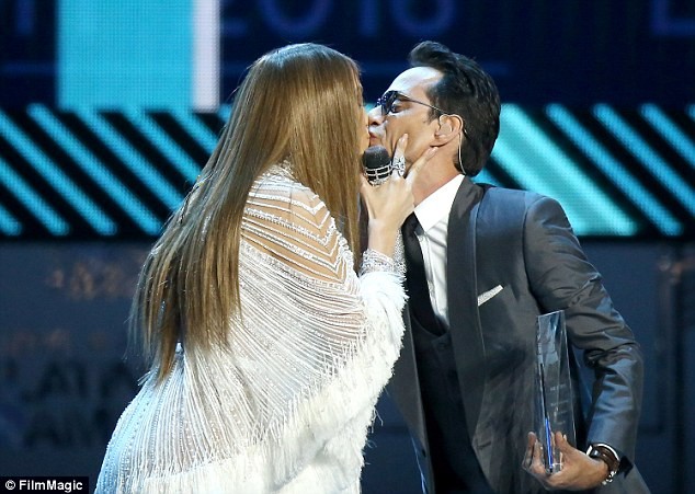 ca sĩ,sân khấu,lễ trao giải,Grammy,Jennifer Lopez,vợ cũ,Marc Anthony,ôm hôn, người mẫu, Shannon de Lima, Casper Smart, phi công trẻ, nụ hôn, Grammy Latin, nữ danh ca - ảnh 1