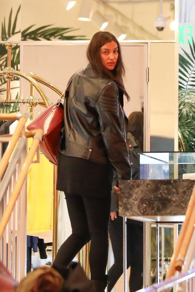 Irina Shayk ôm bụng bầu đi mua sắm - ảnh 5