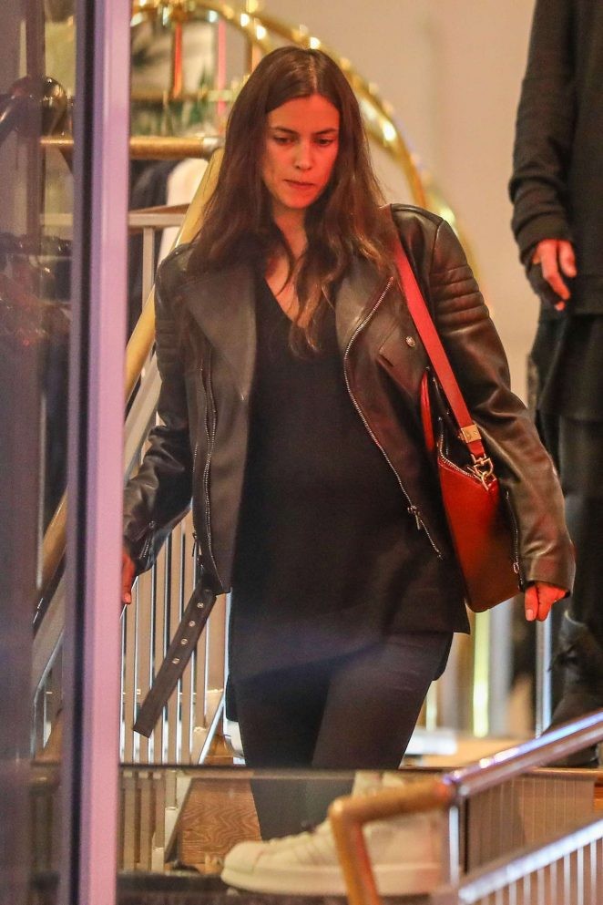 Irina Shayk ôm bụng bầu đi mua sắm - ảnh 2