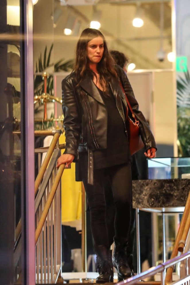 Irina Shayk ôm bụng bầu đi mua sắm - ảnh 3
