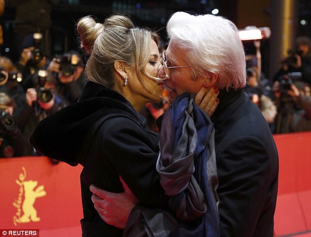 Tài tử Richard Gere đắm đuối bên bạn gái kém 34 tuổi - ảnh 3