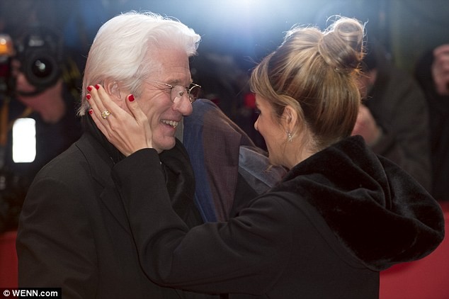 Tài tử Richard Gere đắm đuối bên bạn gái kém 34 tuổi - ảnh 1