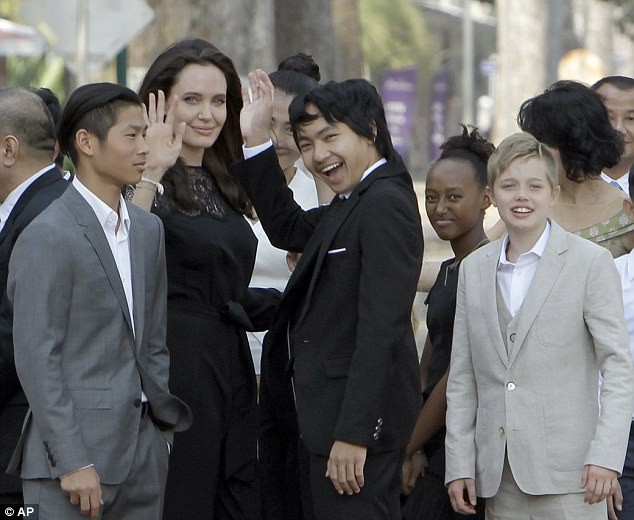 phim,đạo diễn,bộ phim,nữ diễn viên,xuất hiện,cuộc sống,Angelina Jolie,Brad Pitt, Maddox, First They Killed My Father, trại trẻ mồ côi - ảnh 2