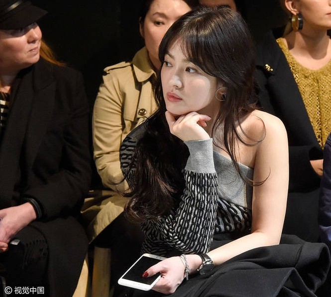 Song Hye Kyo vai trần gợi cảm tại tuần lễ thời trang London - ảnh 1