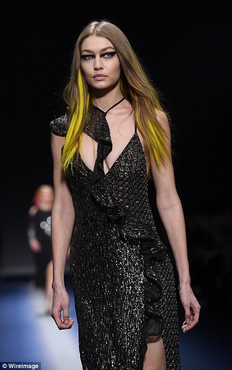 Dàn ‘chân dài’ cuốn hút ấn tượng trong show Versace - ảnh 2