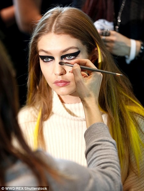 Dàn ‘chân dài’ cuốn hút ấn tượng trong show Versace - ảnh 9