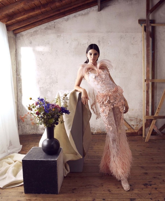 Em gái Kim Kardashian quyến rũ quyền lực trên bìa Bazaar - ảnh 11