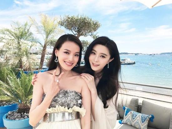 Thư Kỳ lưng trần quyến rũ lấn át Phạm Băng Băng - ảnh 1