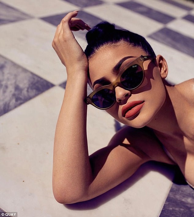 Say đắm đường cong nóng bỏng của em gái Kim Kardashian - ảnh 2